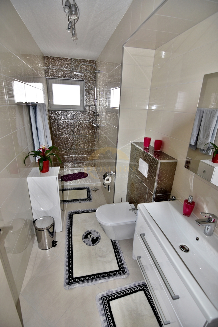 Vrhunsko urejena hiša na Čiovu/Okrug Gornji s prekrasnim odprtim razgledom